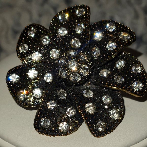 Beautiful rhinestones ring.  One size. Ring is a stretching material - Picture 1 of 3